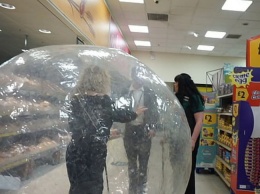 Жительница Великобритании "прикатилась" в магазин в шаре из-за коронавируса