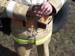 Белгородский пожарный спас едва не сгоревшего в траве зайчонка