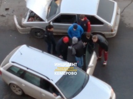 Автолюбитель при запрещенном повороте попал в аварию на проспекте в Кемерове