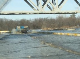 Разлившаяся река подтопила дорогу под мостом в Свободном