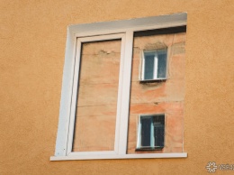 Ребенок выпал из окна многоэтажки в Кузбассе