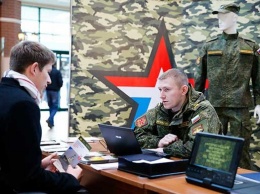 В Симферополе продолжается прием на военную службу по контракту
