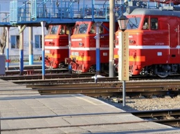 В Крым прибыл первый пассажирский поезд, работающий на дизельной и электрической тяге