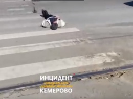 Неадекватный мужчина с лопатой помешал движению транспорта в центре Кемерова