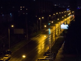 В Екатеринбурге на столбах зажгли подсветку со словами «Дома лучше»