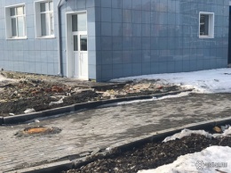 Кемеровчане пожаловались на "поплывшую" в первые теплые дни плитку у детского сада