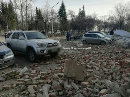 Стена обрушилась над центральным входом больницы в Томской области
