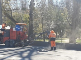 В Симферополе продолжается ремонт дорог и обновление разметки, - ФОТО