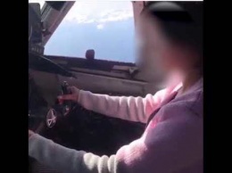 Якутский пилот пустил за штурвал пассажирского лайнера свою подругу