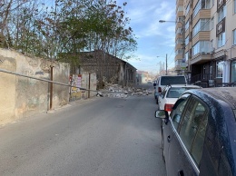 В Симферополе стена дома рухнула на дорогу, сорвав газовую трубу