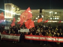 Саратовские коммунисты отметили 7 ноября коротким шествием