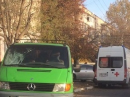 Микроавтобус на полном ходу сбил дворника: появилось видео утреннего ДТП в Симферополе