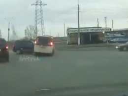 Двойное ДТП попало на видео в Барнауле
