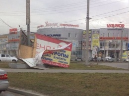 Рекламный щит упал в Барнауле и порвал провода