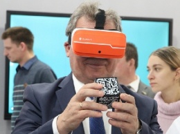 Председатель АКЗС примерил очки виртуальной реальности