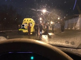 Машина сбила человека поздним вечером в Барнауле