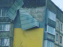Сильный ветер сдул обшивку дома в Бийске
