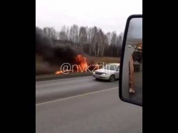 Автомобиль вспыхнул после столкновения с внедорожником под Новокузнецком