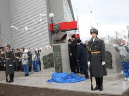 Памятник чемпиону мира Константину Костенко открыли в Барнауле