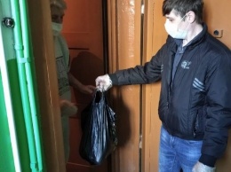 Старооскольские волонтеры доставляют продукты и лекарства пожилым людям