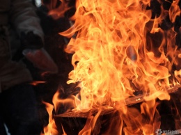 Огонь охватил половину многоквартирного дома в Омске