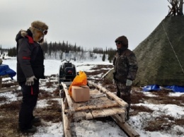 Волонтеры на снегоходах доставили помощь оленеводам