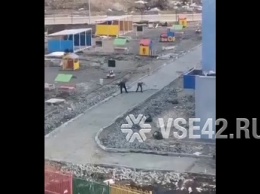 Кемеровские рабочие начали убирать выложенную на снег у садика плитку
