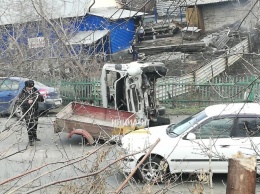 Два водителя получили травмы в ДТП с "перевертышем" в Кемерове