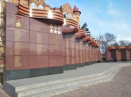 Стену Памяти на площади Победы в Благовещенске реставрируют