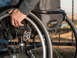 В Тюмени мужчина и женщина избили бабушку в инвалидном кресле, заставляя ее встать