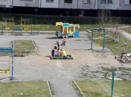 "Жизнь на улице бурлит": кемеровчане пожаловались на играющих в песочнице земляков