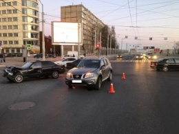 В Калининграде столкнулись «Ниссан» и «Мерседес»: трое пострадавших