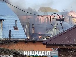 Четыре частных дома загорелись в кемеровской Кедровке