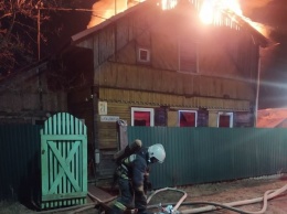Пожарные Петрозаводска и Прионежья более двух часов тушили пожар в карельской столице (ВИДЕО)