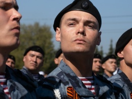 Военнослужащие провели персональный мини-парад онлайн для фронтовика из Екатеринбурга