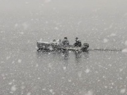 Навигация открылась снегом! Узнали, а выход на лодке не нарушение самоизоляции