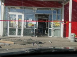 На Урале грабители тросом вытащили банкомат из продуктового магазина