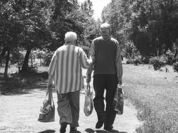Пожилым людям хотят разрешить гулять по очереди