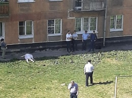 Женщина разбилась насмерть при падении из окна в Новокузнецке