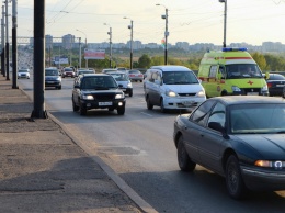 На Урале полицейские спасли сорвавшуюся с моста женщину
