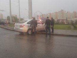 Легковушка без номеров вылетела на тротуар в Кемерове