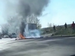 Под Симферополем мотоцикл сгорел после столкновения с грузовиком: водитель погиб, - ФОТО