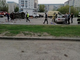 Пьяный водитель «легковушки» устроил в Барнауле массовую утреннюю аварию и «уложил» авто на бок