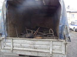 Приятели-воры перекинули через забор четыре тонны металла в Кузбассе