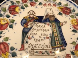 Художница из Подмосковья нарисовала сказочный Благовещенск на тарелках