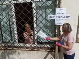 Через зарешеченное окно в Бийске выдавали семьям жилищные сертификаты