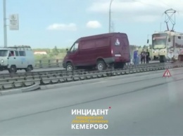Второе авто за сутки вылетело на трамвайные пути на кемеровском мосту
