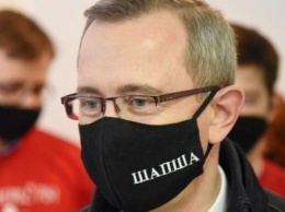 Владиславу Шапше подарили именную защитную маску