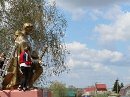 В Белгородском районе активисты «Нового поколения» отреставрировали памятник воинской славы