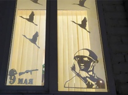 Окна учреждений Благовещенска украсили салюты и портреты солдат